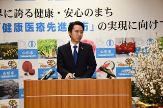 写真：記者会見をする市長