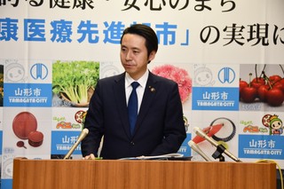 写真：記者会見をする市長