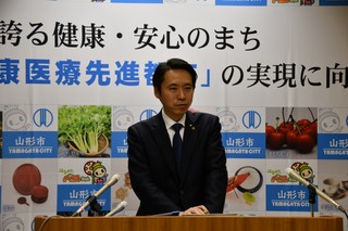 写真：記者会見をする市長