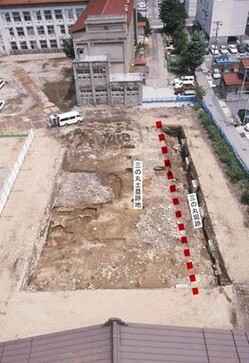 写真：発掘調査で見つかった三ノ丸の堀・土塁の跡1