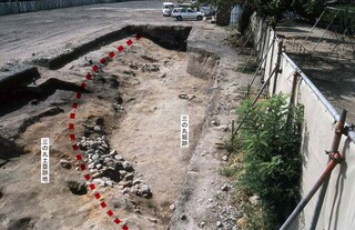 写真：発掘調査で見つかった三ノ丸の堀・土塁の跡2