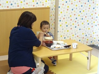 写真：子どもに食事をあたえる様子