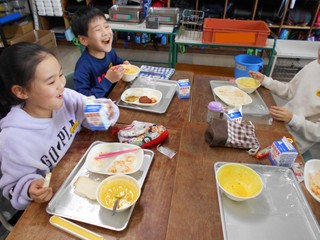 写真：小学生の給食時間の様子2