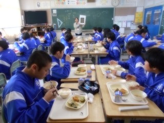 写真：中学生の給食時間の様子