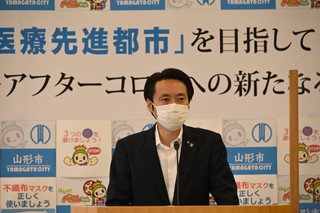 写真：記者会見をする市長