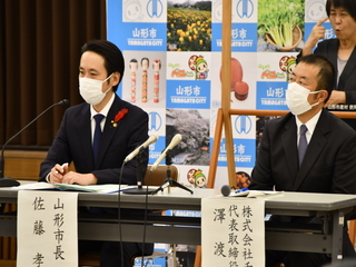 写真：会見に臨む市長と澤渡氏