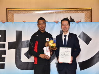 写真:岡澤セオン選手との記念写真