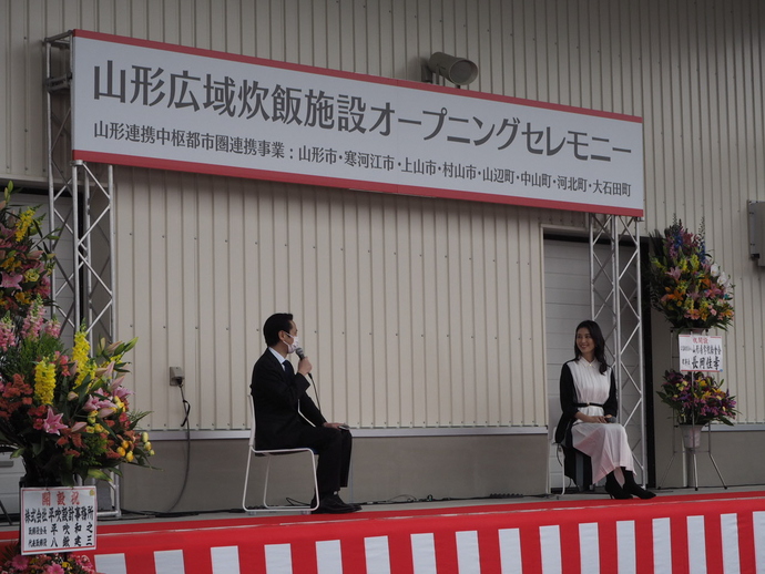 市長と橋本マナミさんのトークショー写真