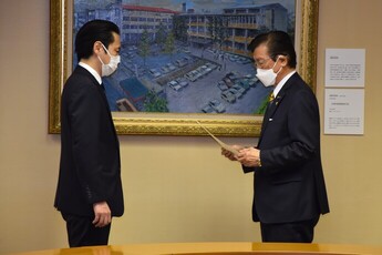 写真：市長へ要望書を提出する様子1