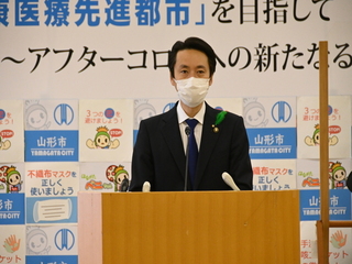 写真：記者会見をする市長