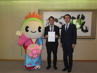 お宝広報大使として、加藤条治選手とベニちゃんと市長との記念撮影