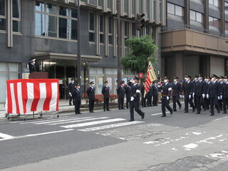 更新する消防団に向かって敬礼をする市長