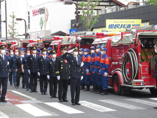 隊列を巡視し、敬礼をする市長