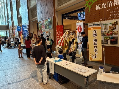 介護ロボットを体験する人の写真です。