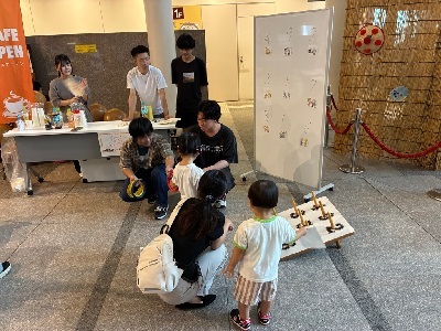 輪投げゲームをしている子供の写真です。