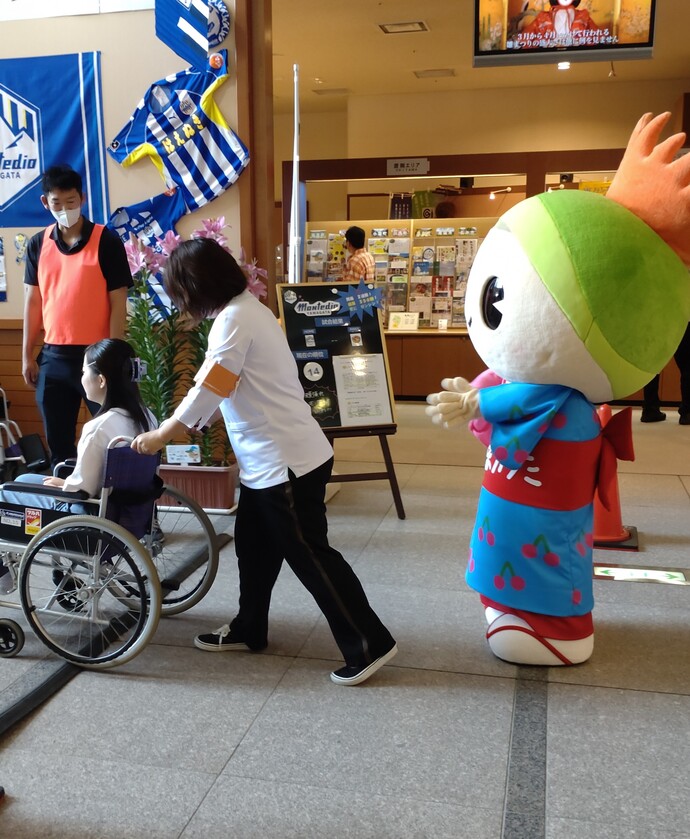 車いす体験を応援するベニちゃん