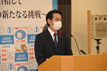 写真：記者会見をする市長