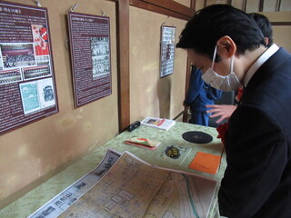 旧千歳館内で展示を観覧する市長