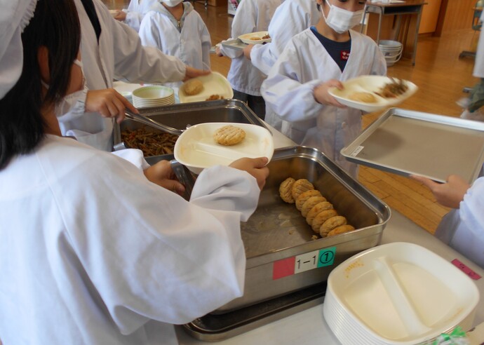 小学校給食配膳時間の写真