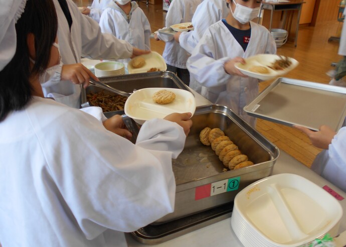 小学校給食配膳時間の写真