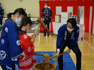 子どもたちと餅つきをする市長