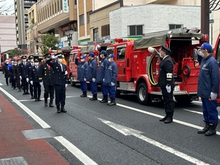 大通りで敬礼をする市長