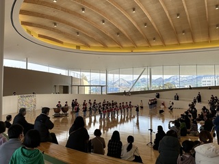 セレモニー後の鼓笛隊の演奏の様子