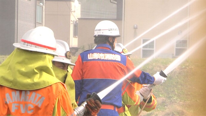 消防団消火活動の写真