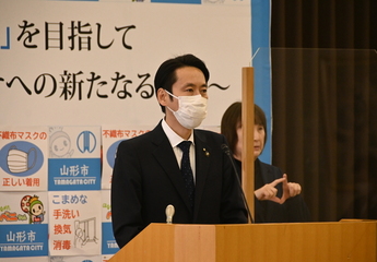 写真：記者会見をする市長