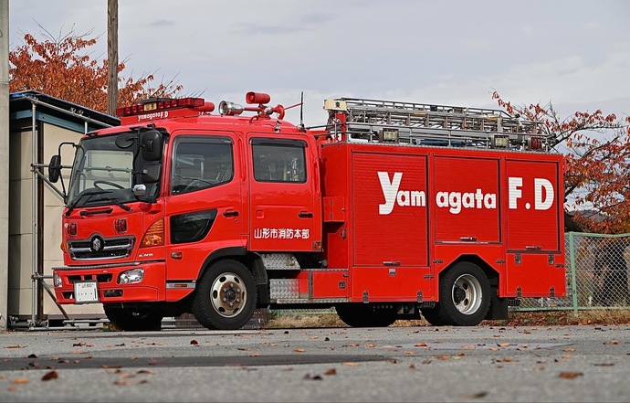 写真：東署　本署　水槽付ポンプ車