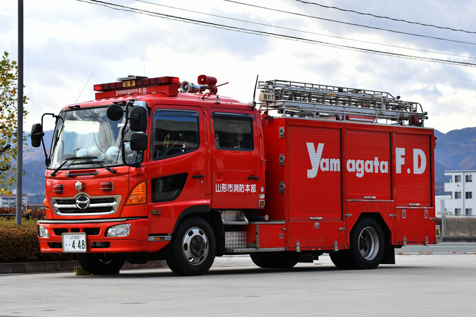 写真：西消防署　本署　水槽付ポンプ車