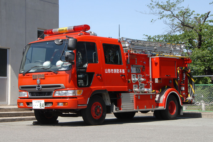 写真：西消防署　成沢出張所　水槽付ポンプ車