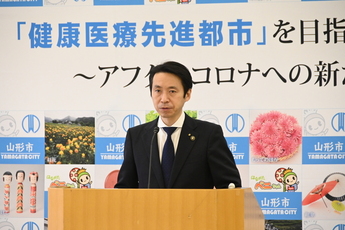 写真：記者会見をする市長