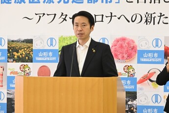 写真：記者会見をする市長