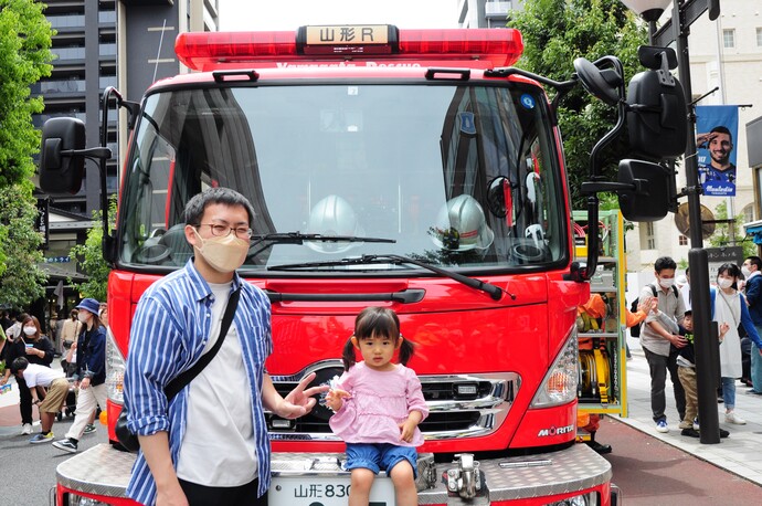 消防車と親子