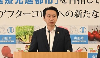 写真：記者会見をする市長