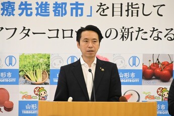 写真：記者会見をする市長