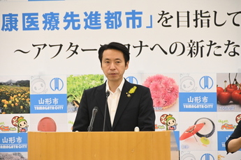 写真：記者会見をする市長