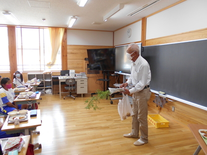 農家さんが子供たちの前で市産野菜の話をしている写真