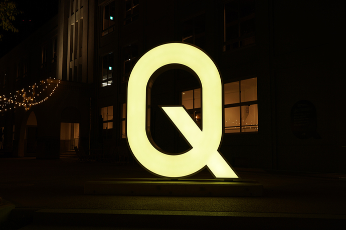 Q1のモニュメントがイエローに点灯している写真