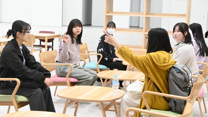 イベントスペースで会話している様子の写真