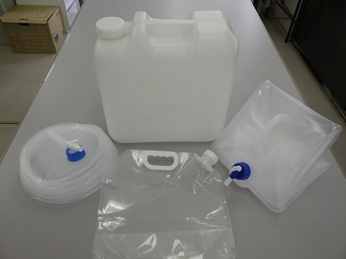 水を入れる容器