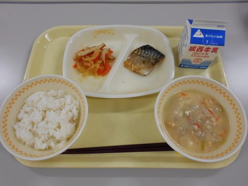 ＜小学校献立＞ごはん、牛乳、豆乳豚汁、さば昆布しょうゆ焼き、大根の炒り煮