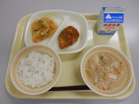 <中学校献立>ごはん、牛乳、豆乳豚汁、チキンカツソースかけ、春雨サラダ