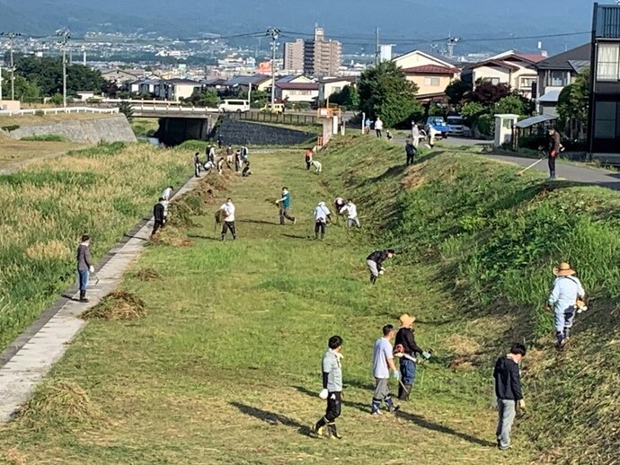 河川敷を掃除している様子