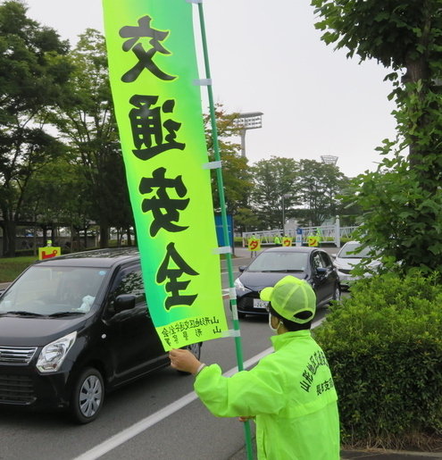 交通安全の呼びかけの様子