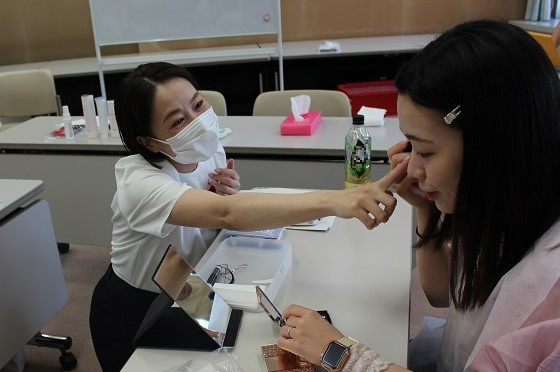 化粧の指導をしている写真