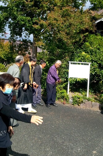 等榮寺を歩いている写真