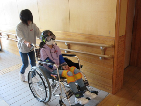 小学校での車いす体験