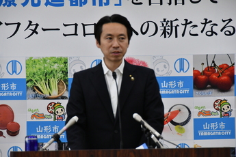 写真：記者会見をする市長